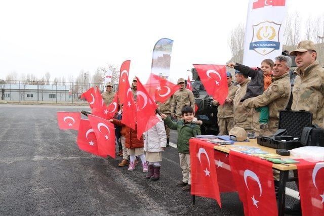 Jandarmanın misafirleri minik öğrenciler oldu