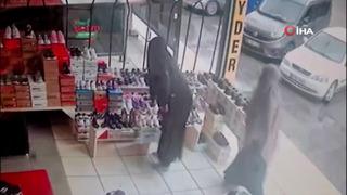 Mağazadan ayakkabı çalmaya çalışan kadınlar kamerada