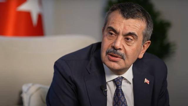 Milli Eğitim Bakanı Tekin'den 'Başörtülü insanların tekrar okullara alınmama riski var mı?' sorusuna yanıt