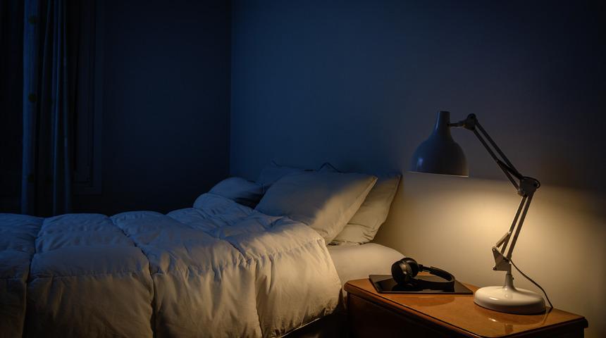 Yatak odanızda asla bulundurmamanız gereken 5 eşya ve nedeni
