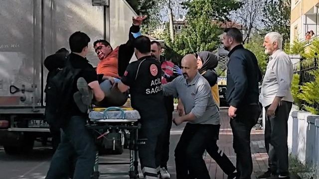 Kardeşini okuldan almaya giderken kamyonetin çarptığı motosikletli ağır yaralandı