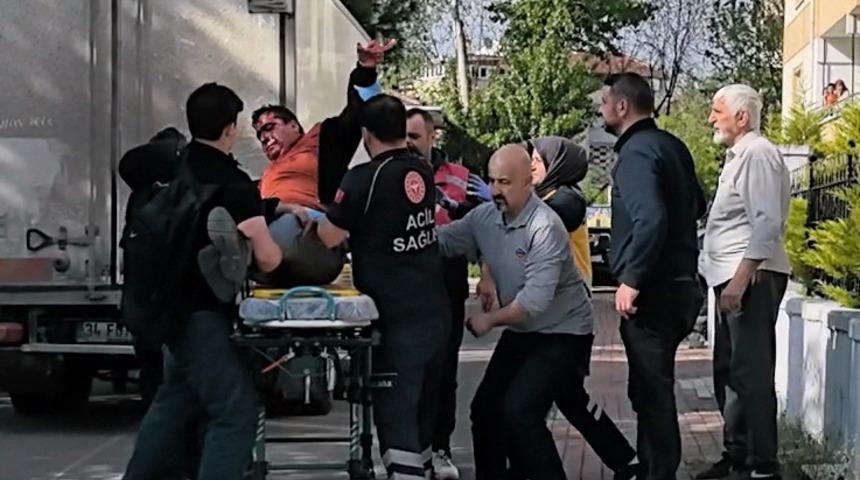 Kardeşini okuldan almaya giderken kamyonetin çarptığı motosikletli ağır yaralandı