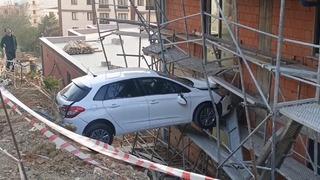 Kartal'da yoldan çıkan otomobil inşaat ile duvar arasında sıkıştı