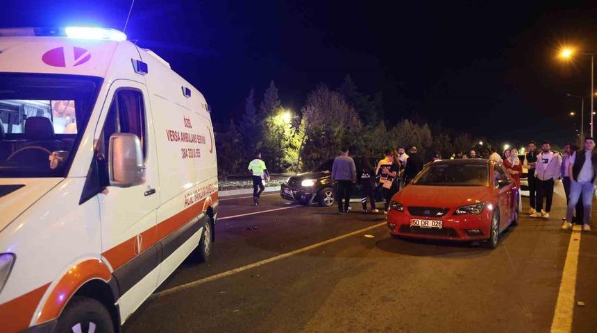 Kırmızı ışıkta bekleyen araçların arasına daldı, kaza sonrası kayıplara karıştı