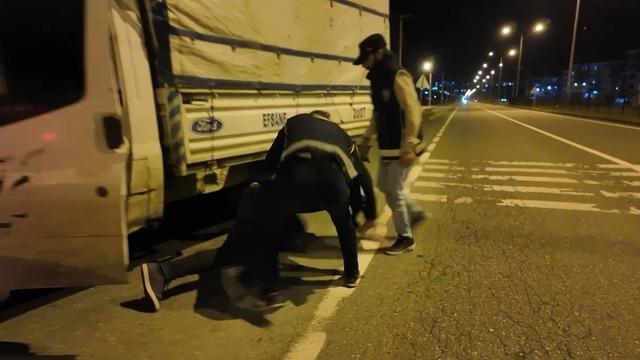 Patates çuvallarının altından kaçak göçmenler çıktı