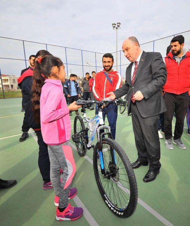 Osmaniye’de gençlere spor malzemesi dağıtıldı