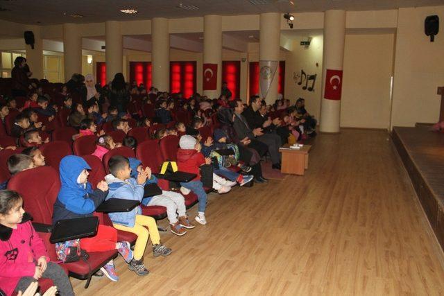 Hacivat ve Karagöz çocukları sevindirmeye devam ediyor