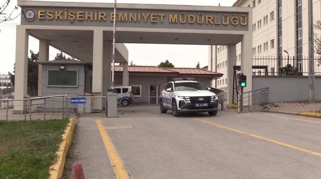 Telefonundan dizi izleyerek yolcu taşıyan minibüs şoförüne işlem yapıldı