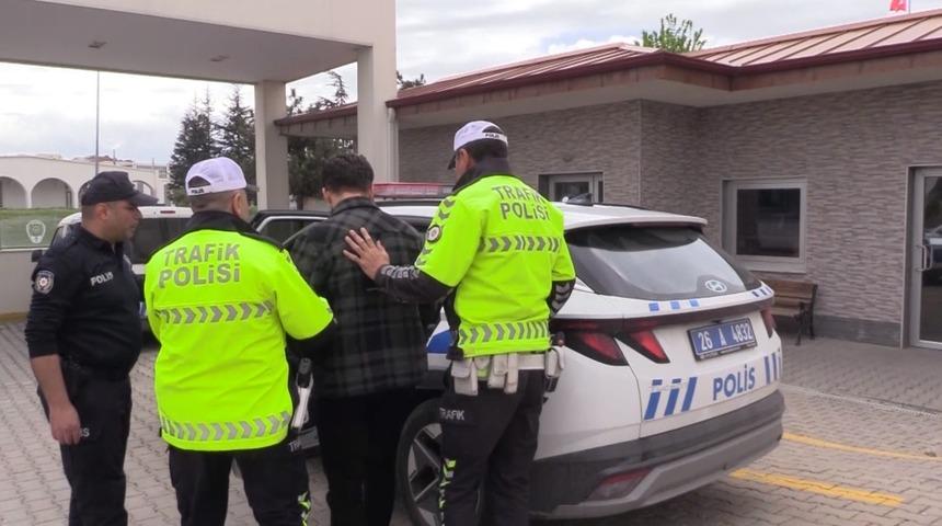 Telefonundan dizi izleyerek yolcu taşıyan minibüs şoförüne işlem yapıldı