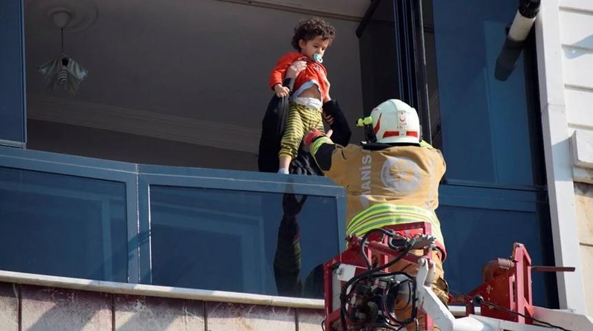 Manisa'da 7 katlı binada yangın! Böyle kurtarıldılar…