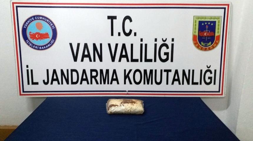 Yolcuya ait paketten 540 gram eroin &ccedil;ıktı