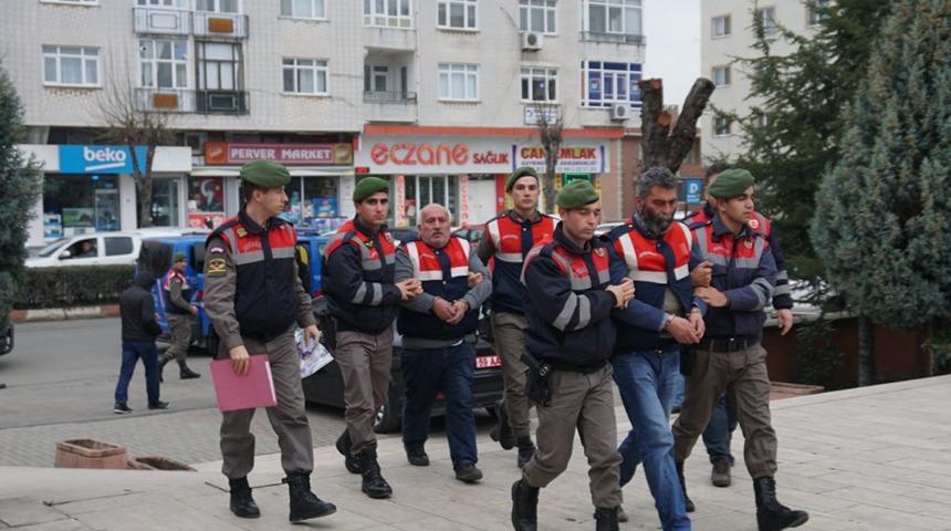 Komşusunun evine girmek isteyen hırsızı &ouml;ld&uuml;rd&uuml;