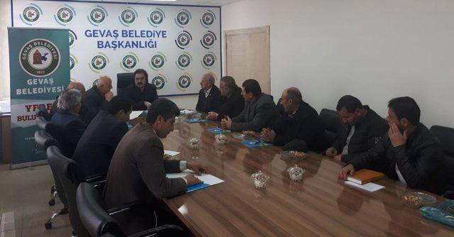 Başkan Hakan, Gevaş’taki meslek örgütleriyle bir araya geldi