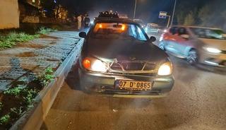 Şerit değiştirmeye çalışan motosiklet otomobile çarptı