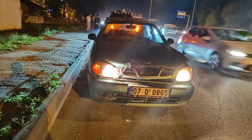 Şerit değiştirmeye çalışan motosiklet otomobile çarptı