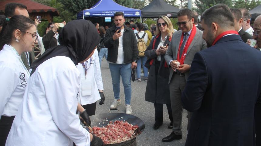 Beyşehir'deki festivalde yöresel lezzetler de görücüye çıkarıldı