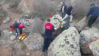 Kayaların arasına sıkışan tosunu itfaiye kurtardı