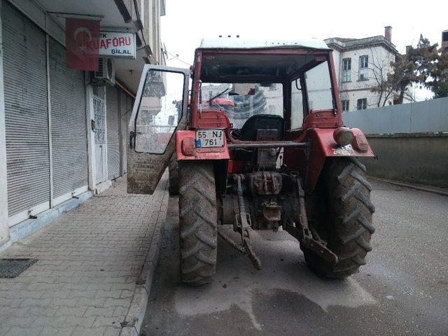 Park halindeki traktörün aküsü çalındı