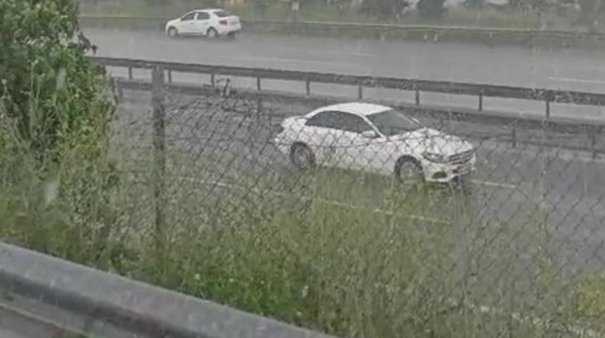 Kocaeli'de dolu aniden bastırdı! Sürücüler zor anlar yaşadı