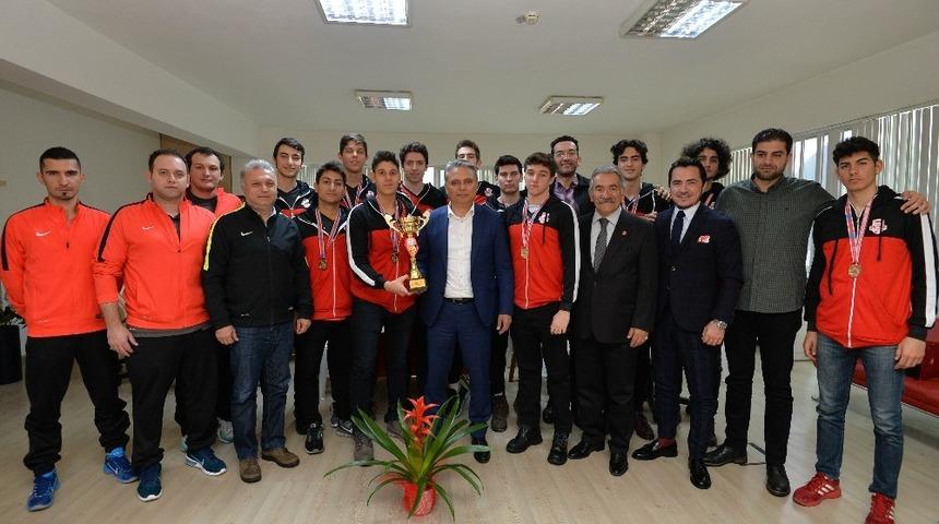 Uysal, şampiyonları ağırladı