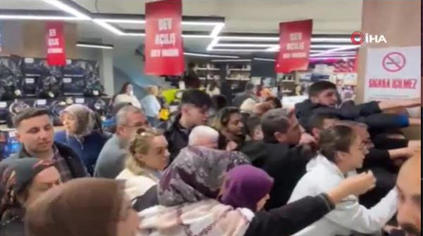 İndirim izdihamında akıllara durgunluk veren anlar! İndirimli ürün almak için birbirlerini ezdiler