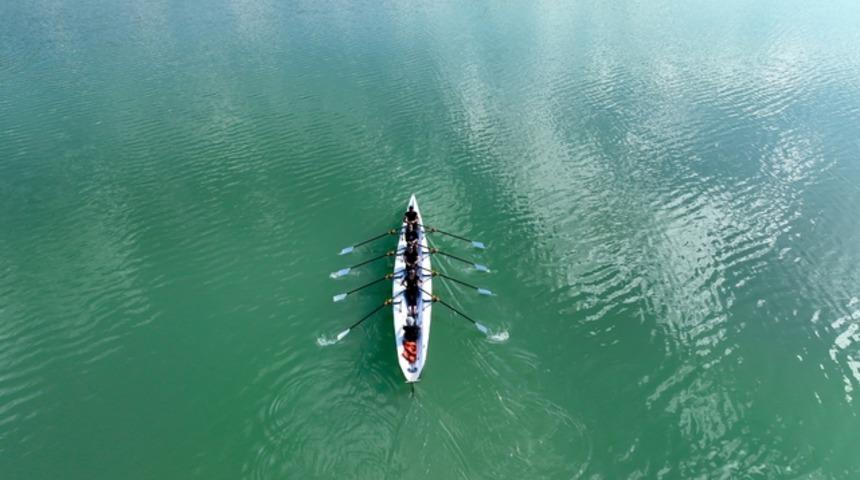 Tunceli Valisi Tekbıyıkoğlu, Uzunçayır Baraj Gölü'nde kürek çekti