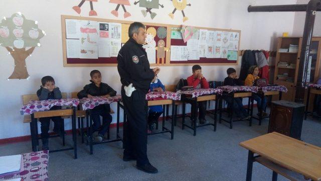 Polisten ilkokul öğrencilerine seminer