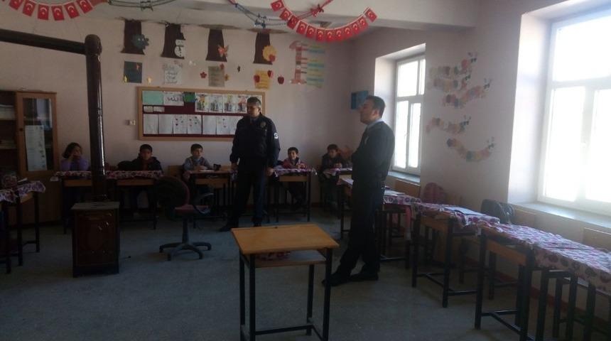 Polisten ilkokul &ouml;ğrencilerine seminer