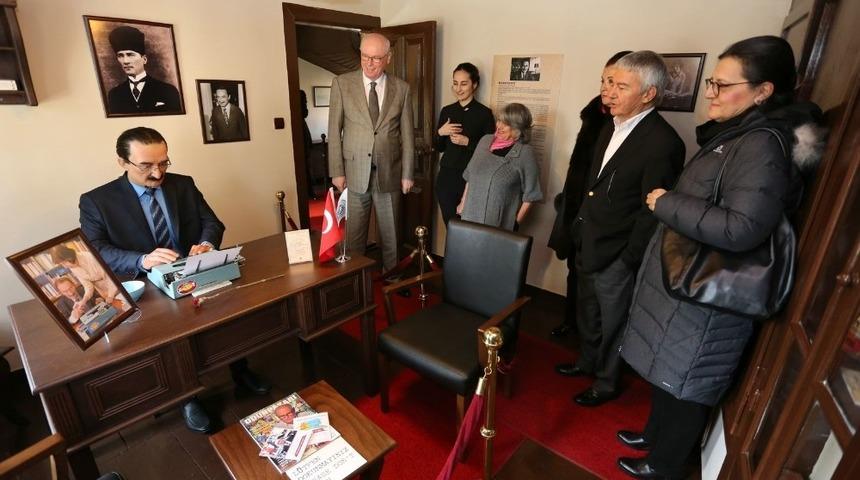 Ata&ccedil; ailesi, baba yadigarı daktilolarını Tayfun Talipoğlu Daktilo M&uuml;zesi&rsquo;ne bağışladı