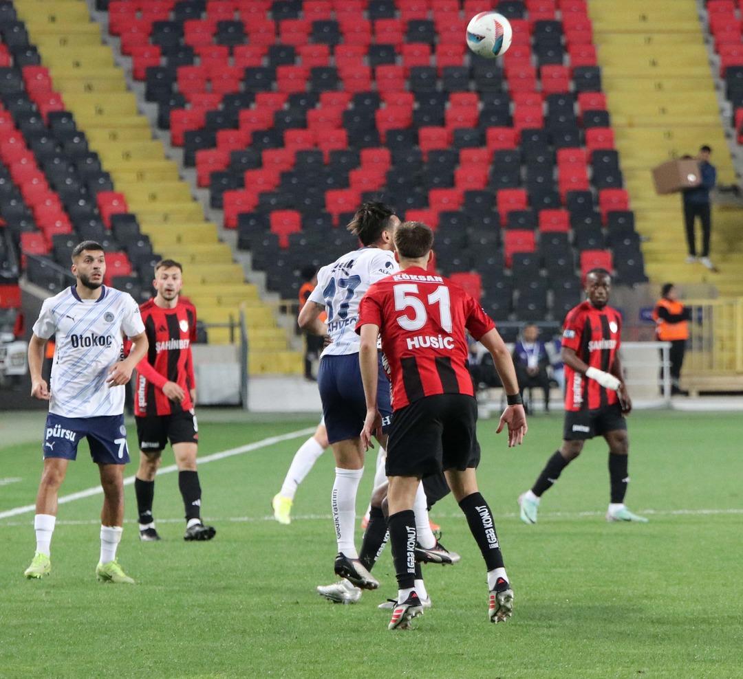 Fenerbah&ccedil;e Gaziantep karşısında geriye d&uuml;şt&uuml;, taraftar &ccedil;ılgına d&ouml;nd&uuml;! Sosyal medya yanıyor