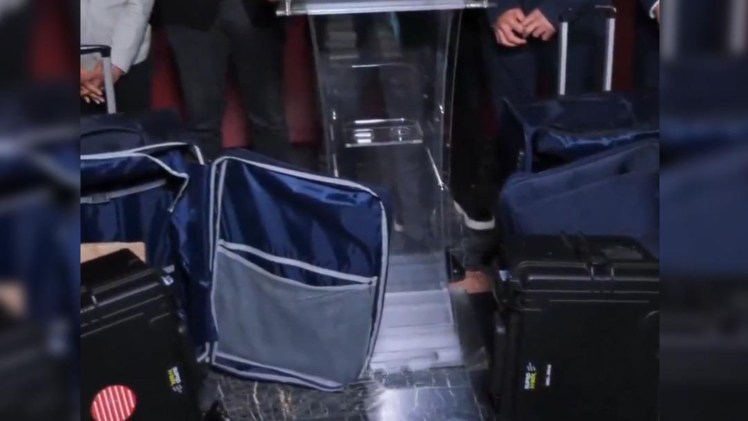 Ekrem İmamoğlu nun otel görüntüleri gündem olmuştu! Özgür Çelik valizin içindekileri  iftira kampanyası başlattılar  diyerek gösterdi 2