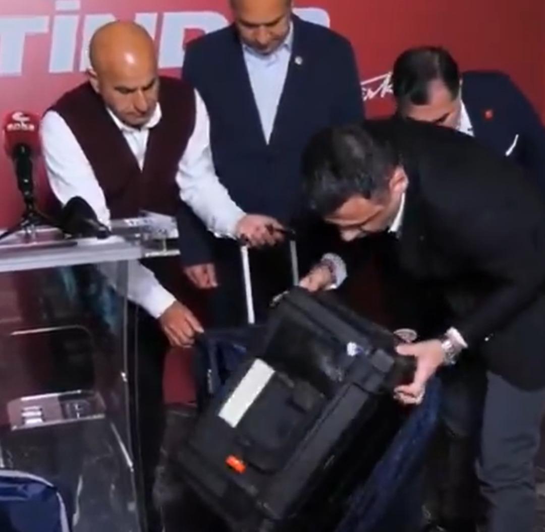 Ekrem İmamoğlu nun otel görüntüleri gündem olmuştu! Özgür Çelik valizin içindekileri  iftira kampanyası başlattılar  diyerek gösterdi 3