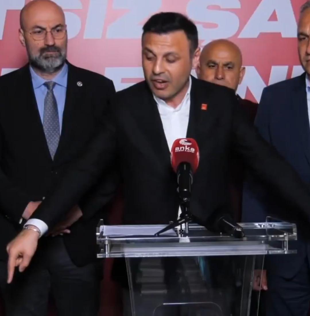 Ekrem İmamoğlu nun otel görüntüleri gündem olmuştu! Özgür Çelik valizin içindekileri  iftira kampanyası başlattılar  diyerek gösterdi 1