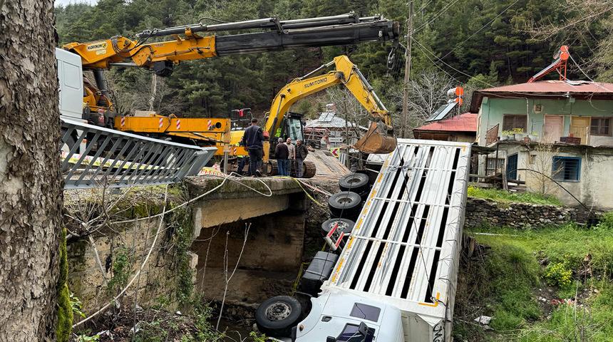 Kontrolden çıkan kamyon köprüden düştü! Sürücü yaralandı