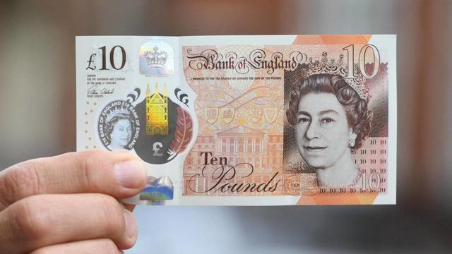 Sahte poundla yakalanan İngiliz turist sınır dışı edildi