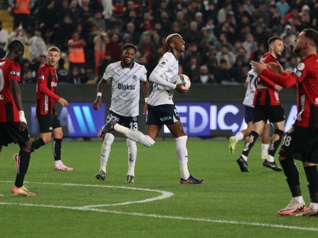Fenerbahçe'nin yıldızı Anderson Talisca'dan inanılmaz rakam! 25 yıl sonra bir ilki başardı...