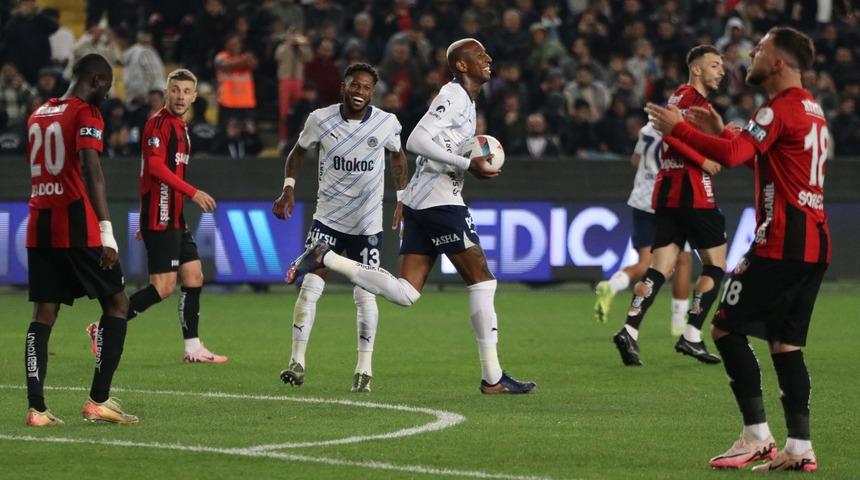 Fenerbahçe'nin yıldızı Anderson Talisca'dan inanılmaz rakam! 25 yıl sonra bir ilki başardı...