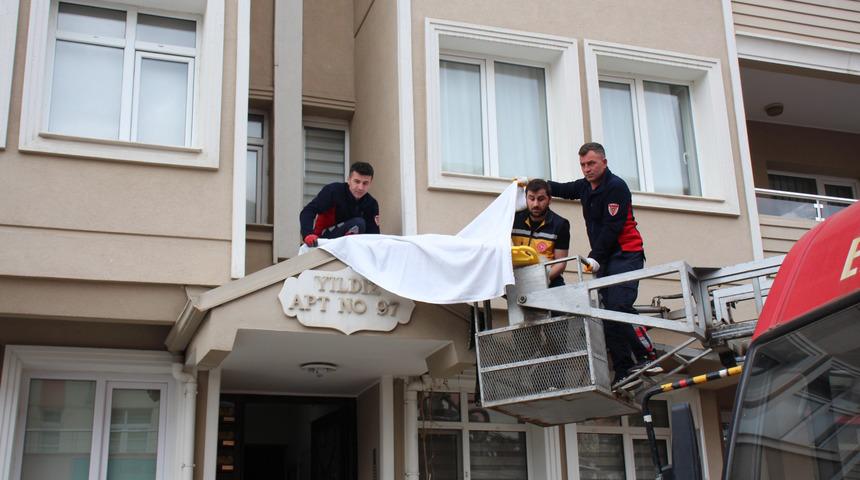 Alzheimer hastası kadın, terastan sundurmanın üzerine  düşüp öldü