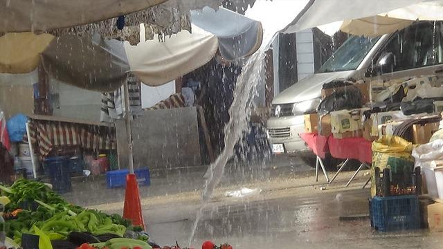 Bolu’da aniden bastıran yağmur hayatı olumsuz etkiledi! Esnaf ve vatandaşlar zor anlar yaşadı