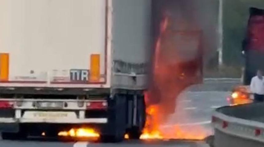 İstanbul'da TIR alev alev yandı