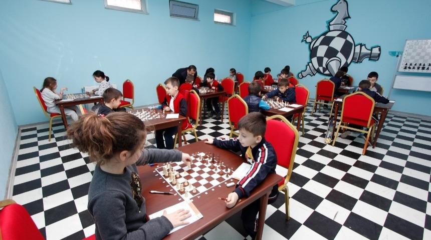 Kocaeli B&uuml;y&uuml;kşehir belediyesi&rsquo;nden 70 okula satran&ccedil; sınıfı