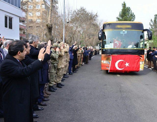 Düğüne gider gibi Afrin’e gittiler