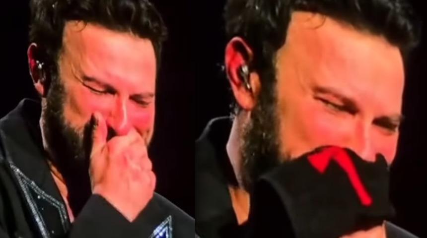 Tarkan annesinin ölümünden kısa süre sonra konsere çıktı! Gözyaşlarını tutamadı