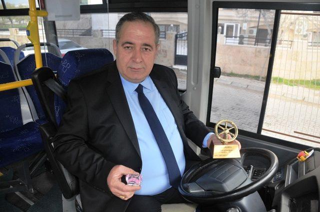 Aracında unutulan parayı sahibine teslim eden şoför ödüllendirildi