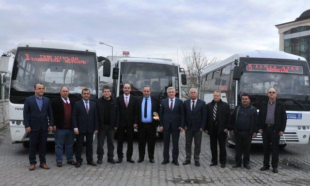 Aracında unutulan parayı sahibine teslim eden şoför ödüllendirildi