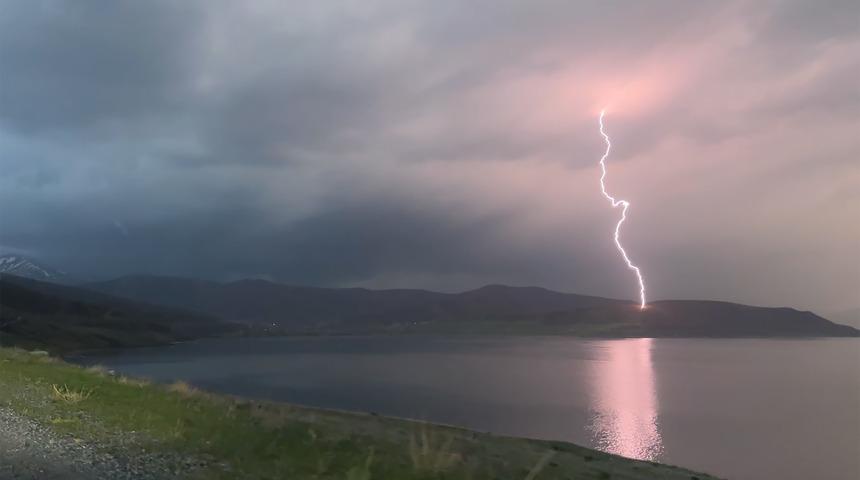 Van Gölü üzerinde çakan şimşekler hem korkuttu hem de görsel şölen oluşturdu