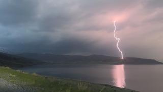 Van Gölü üzerinde çakan şimşekler hem korkuttu hem de görsel şölen oluşturdu