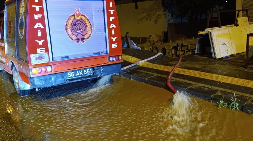 Siirt'te etkili olan şiddetli yağış su baskınlarına neden oldu
