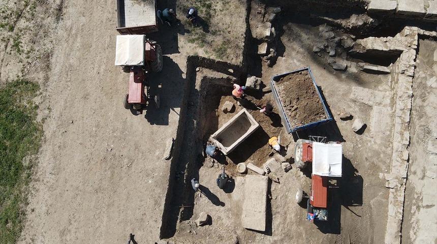 "Gladyatörler kenti" Stratonikeia'da 2 bin yıl öncesine ait girlandlı lahit bulundu