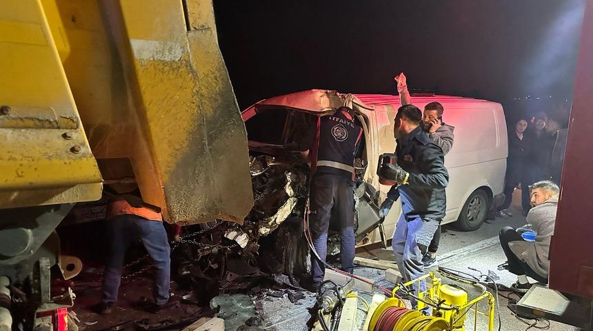 Sinop'ta tıra arkadan çarpan panelvanın sürücüsü ağır yaralandı